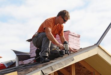 Roofer-fixing-a-roof
